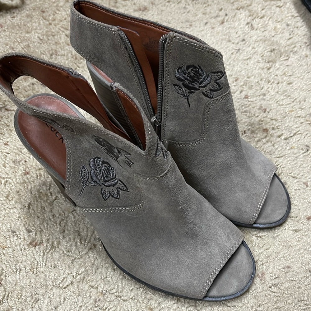 Lucky Brand gray shoes- floral embroidery